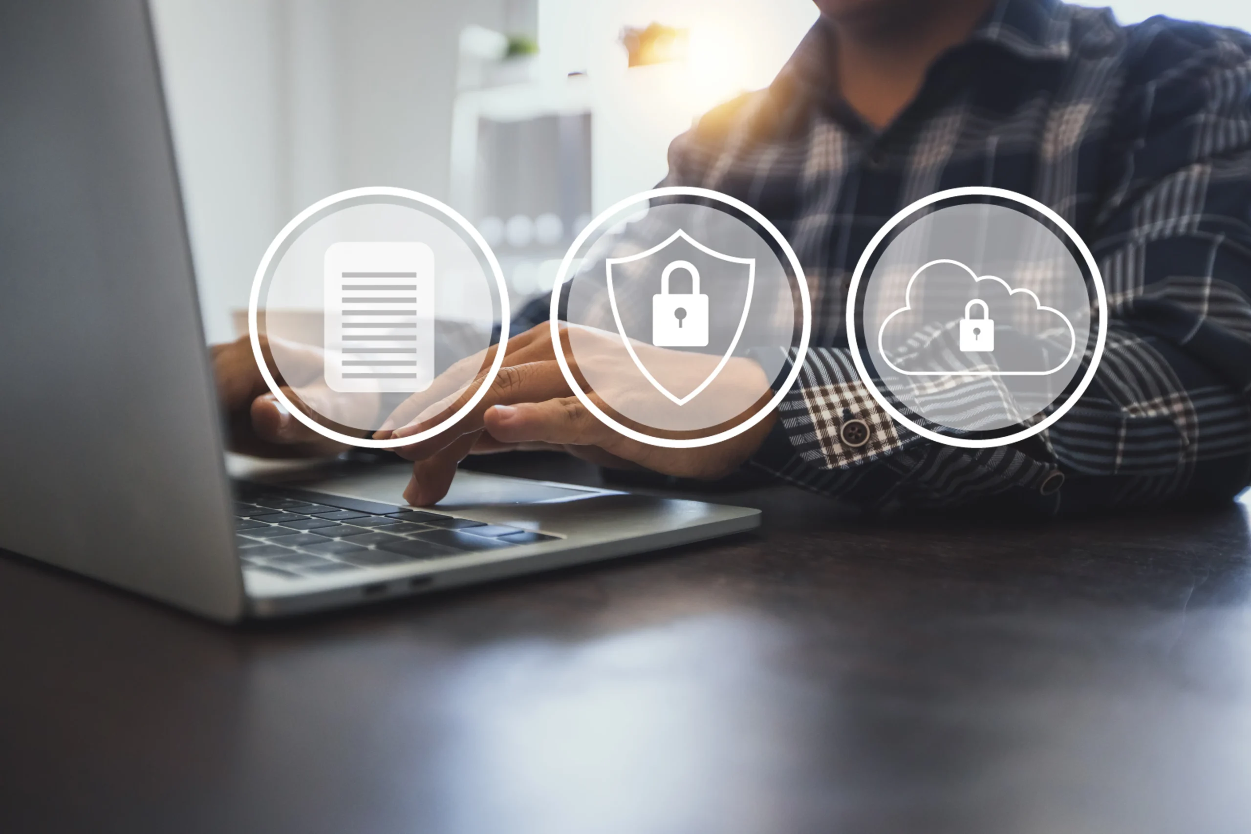 Symbolbild für Datenschutz – Mann vor Laptop.